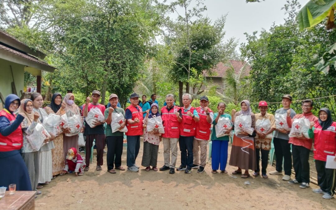 Distribusi Bantuan Paket Sembako oleh PMI untuk Warga Gandrungmanis Terdampak Bencana Angin Kencang