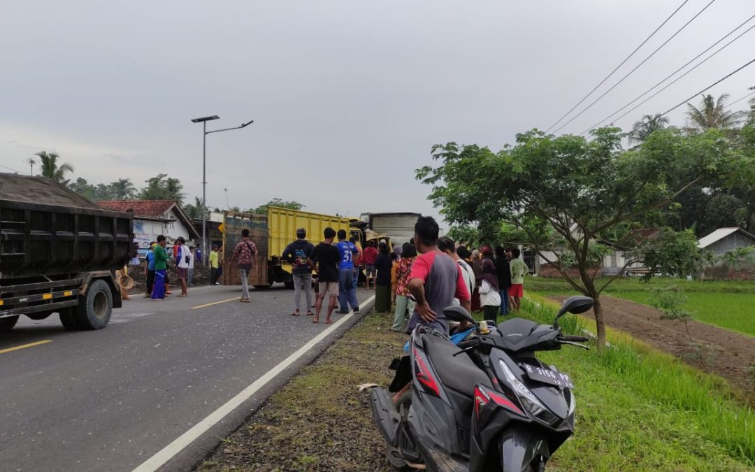 Kecelakaan Truk – Mobil Box Udang, Sopir dan Anak Punk Tewas , di Perbatasan Jalan Gandrungmanis -Sidaurip