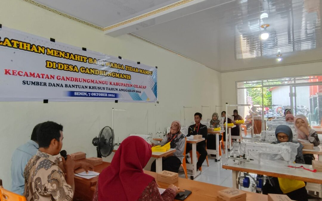 Dari Jarum dan Benang, Tercipta Asa: Sukseskan Pelatihan Menjahit di Desa Gandrungmanis bagi Warga Tidak Mampu
