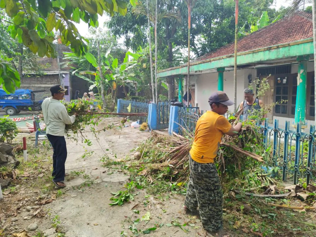 Bersih-bersih lingkungan