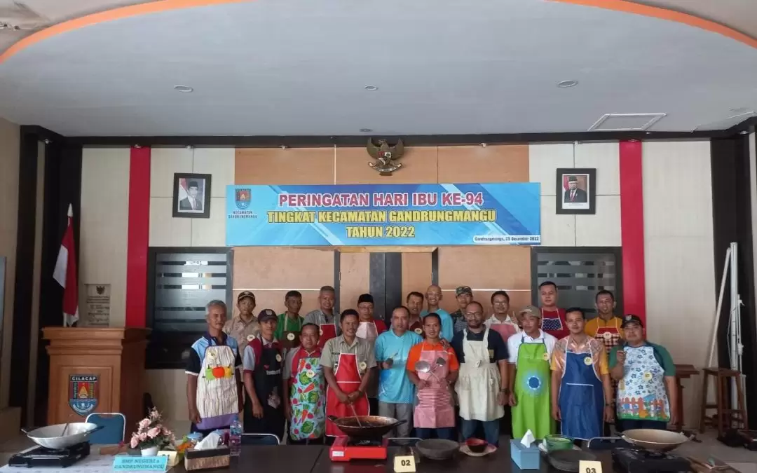 BAPAK – BAPAK MASAK NASI GORENG, untuk memperingati Hari Ibu.