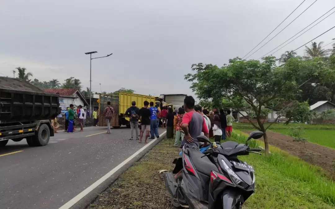 Kecelakaan Truk – Mobil Box Udang, Sopir dan Anak Punk Tewas , di Perbatasan Jalan Gandrungmanis -Sidaurip