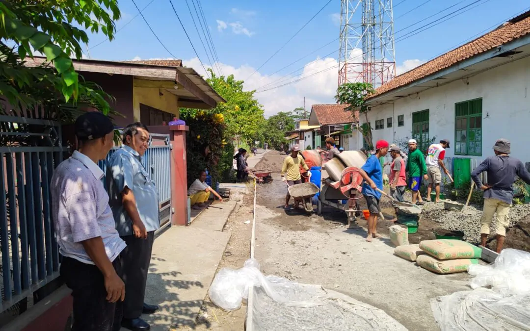 Pembangunan Rabat Beton Jalan D.I. Panjaitan di Desa Gandrungmanis